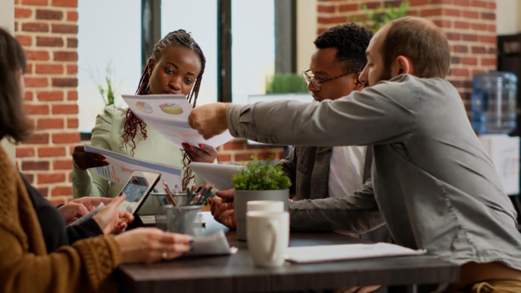 Session de formation pratique avec documents budgétaires