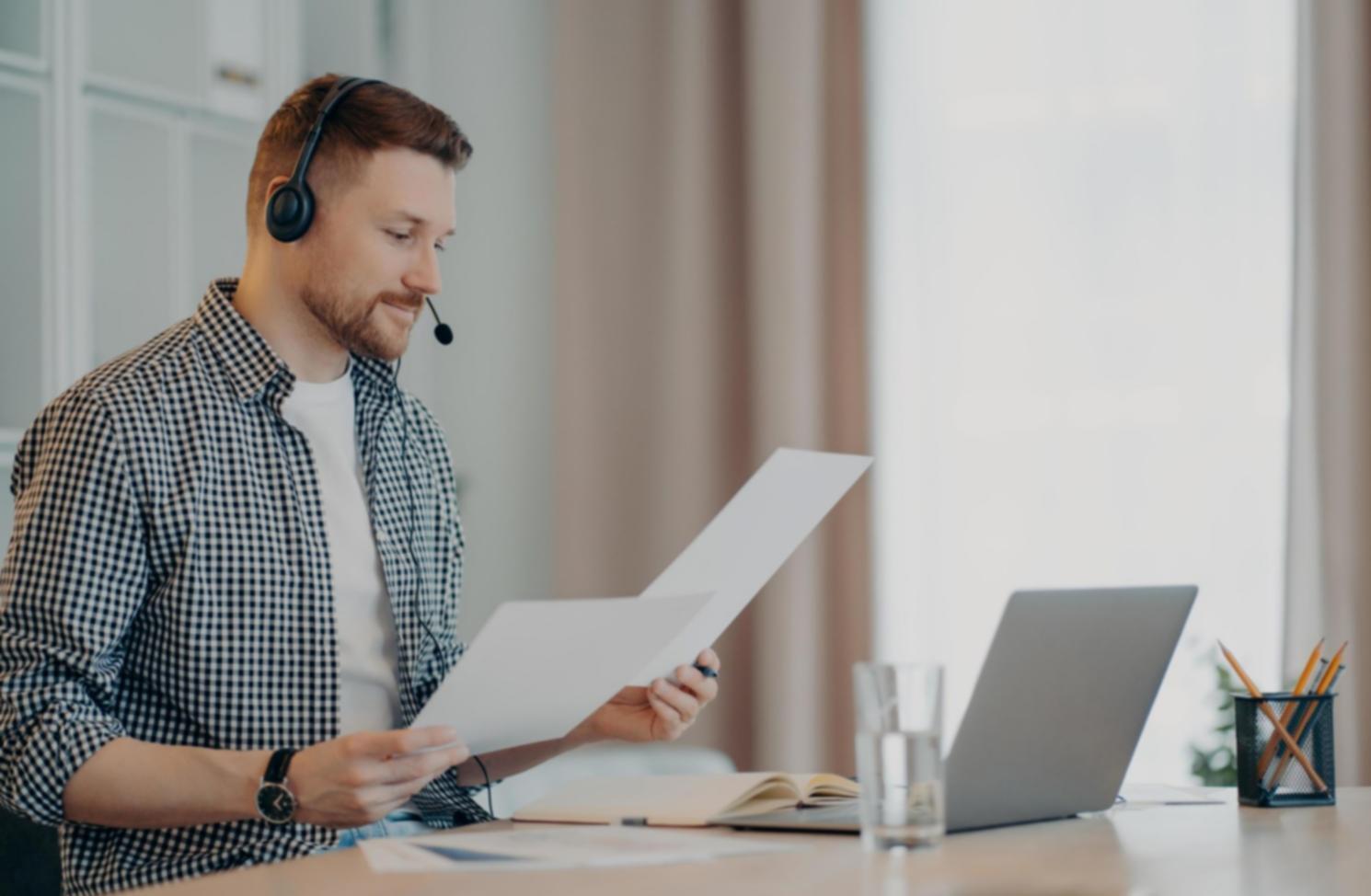 Outils de planification budgétaire et calculatrice sur bureau professionnel